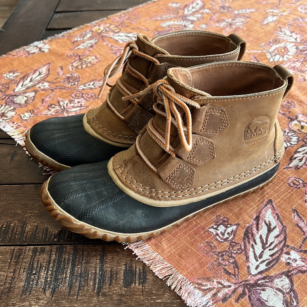 Sorel Put n about low snow rain boots 6.5 EUC Navy blue brown leather
